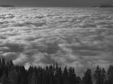 Photographie intitulée "Mer de nuages noir…" par Florence Pouget-Landrieu, Œuvre d'art originale, Photographie numérique