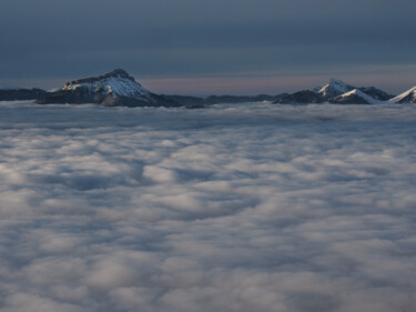 Fotografía titulada "Mer de nuages bleut…" por Florence Pouget-Landrieu, Obra de arte original, Fotografía digital