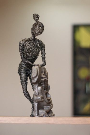 Posing (31x11x12 1.1kg iron, tufa) 雕塑 标题为“Posing (31x11x12 1.…” 由Karen Axikyan, 原创艺术品, 金属