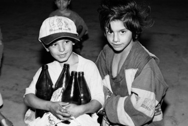i bambini che raccolgono tutto Fotografia intitolato "i bambini che racco…" da Roberto Ferrero, Opera d'arte originale, fotografia a pellicola
