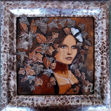 Hedera, portrait en cuir et parchemin Painting titled "Hedera, portrait en…" by Margaery, Original Artwork, Leather Mounted on Other rigid panel