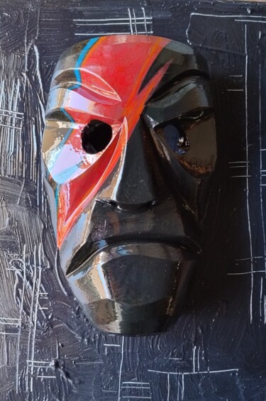 Escultura intitulada "Bowie Mask" por Maskiconthone Gianluca Paba, Obras de arte originais, Madeira