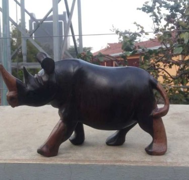 雕塑 标题为“Rosewood Rhino small” 由Obed Omwange, 原创艺术品, 木