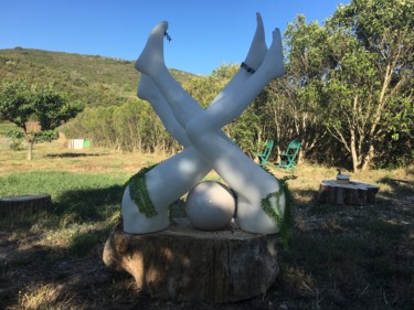 Sculpture intitulée "On marche sur la tê…" par Castor, Œuvre d'art originale, Résine