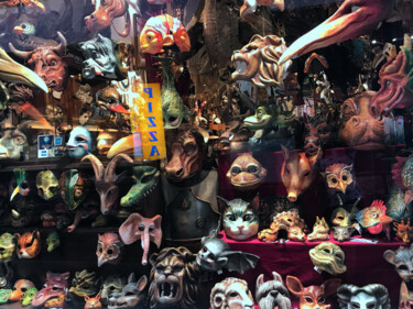 the mask zoo in Venice Photographie intitulée "the mask zoo in Ven…" par Katherine Lee, Œuvre d'art originale, Photographie numérique