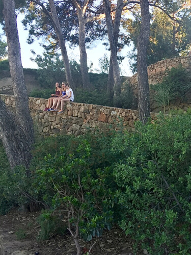 girls at the park Güell, Barcelona Photographie intitulée "girls at the park G…" par Katherine Lee, Œuvre d'art originale, Photographie numérique