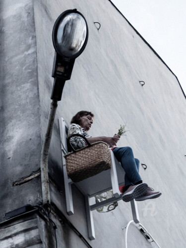 Femme assise sur une chaise en hauteur Fotografie getiteld "Femme assise sur un…" door Pascal Delaveau, Origineel Kunstwerk, Digitale fotografie