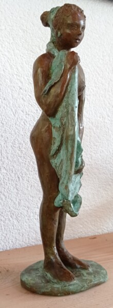 Sculpture titled "La sortie du bain" by Janine Le Cann, Original Artwork, Bronze