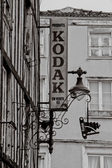 Photographie intitulée "L'enseigne Kodak" par Christelle Prieur, Œuvre d'art originale, Photographie numérique