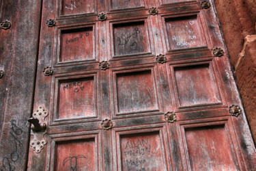 Photographie intitulée "La porte rouge" par Christelle Prieur, Œuvre d'art originale, Photographie numérique
