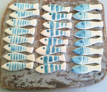 Ensemble de 24 sardines décor rayures bleues Sculpture intitulée "Ensemble de 24 sard…" par Anne Cabon, Œuvre d'art originale, Céramique