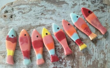 Ensemble de 8 sardines multicolores 雕塑 标题为“Ensemble de 8 sardi…” 由Anne Cabon, 原创艺术品, 陶瓷