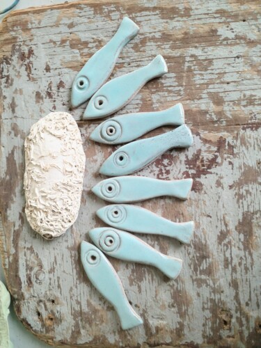 Ensemble de 8 sardines bleu clair Sculpture intitulée "Ensemble de 8 sardi…" par Anne Cabon, Œuvre d'art originale, Céramique