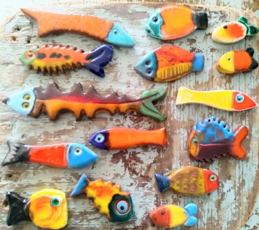Ensemble de poissons de différentes formes et couleurs Sculpture intitulée "Ensemble de poisson…" par Anne Cabon, Œuvre d'art originale, Céramique