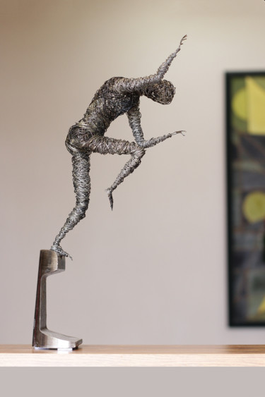 Scultura intitolato "Jump (40x13x21 1.5k…" da Karen Axikyan, Opera d'arte originale, Metalli