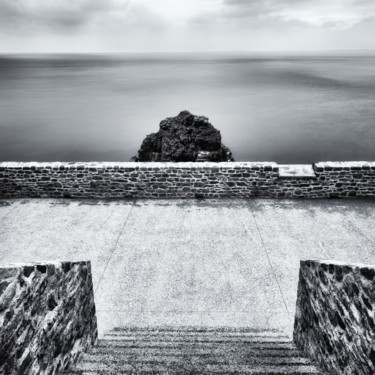 Terrace overlooking the ocean Photographie intitulée "Terrace overlooking…" par Karim Carella, Œuvre d'art originale, Photographie numérique