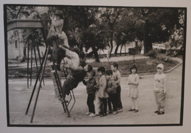 Kids - Platinum / Palladium Print 摄影 标题为“Kids - Platinum / P…” 由Leonard Radu Chioveanu, 原创艺术品, 电影摄影 安装在纸板上