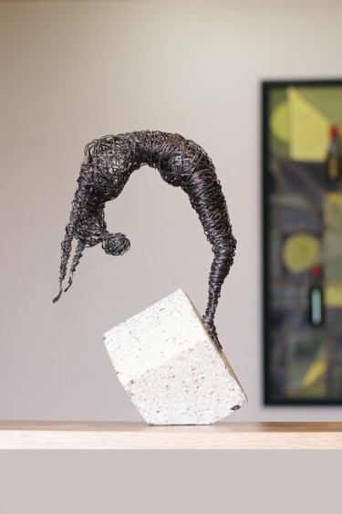 Playing with cube (31x20x15 3kg iron, concrete) 雕塑 标题为“Playing with cube (…” 由Karen Axikyan, 原创艺术品, 混凝土