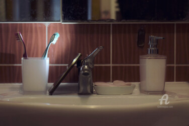 The life of a toothbrush Photographie intitulée "The life of a tooth…" par Alen Gurovic, Œuvre d'art originale, Photographie non manipulée