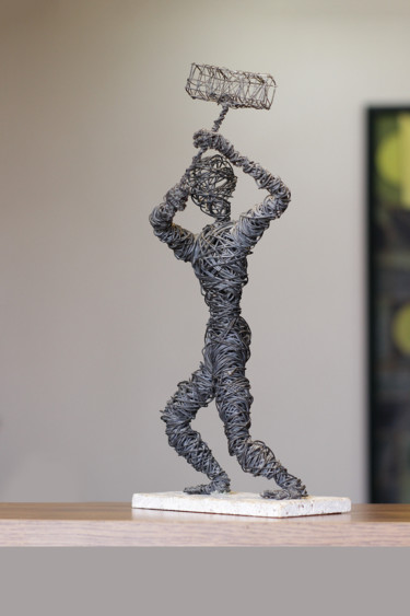 Struggle (25x15x12 0.9kg iron, travertine) Sculpture intitulée "Struggle (25x15x12…" par Karen Axikyan, Œuvre d'art originale, Pierre