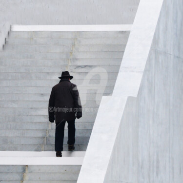 L'HOMME QUI MONTE LES MARCHES