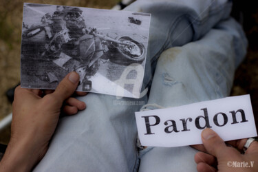 Photographie intitulée "PARDON - FACE AU HA…" par Marie.V, Œuvre d'art originale, Photographie numérique