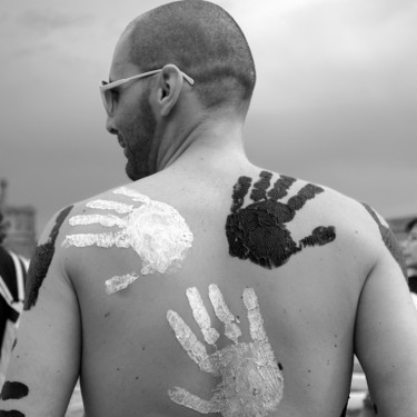 Photographie intitulée "mani pride" par Roberto Ferrero, Œuvre d'art originale, Photographie numérique
