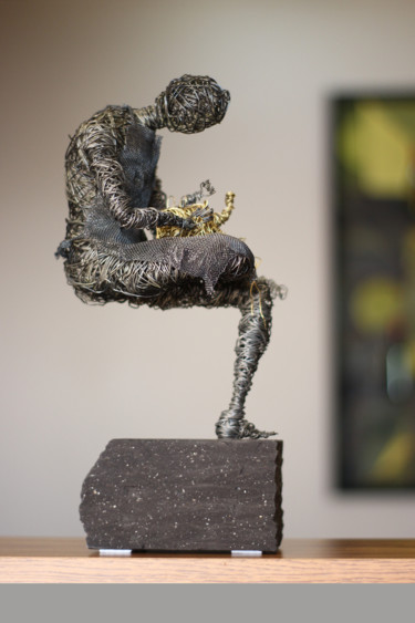 Sculpture intitulée "Me and the elephant" par Karen Axikyan, Œuvre d'art originale, Métaux