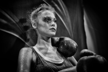 To take a punch 1 Photographie intitulée "To take a punch 1" par Alexander Tarasenkov, Œuvre d'art originale, Photographie non manipulée