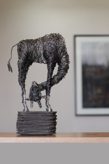 In hiding (34x20x15 2.2kg iron, tufa) 雕塑 标题为“In hiding (34x20x15…” 由Karen Axikyan, 原创艺术品, 石