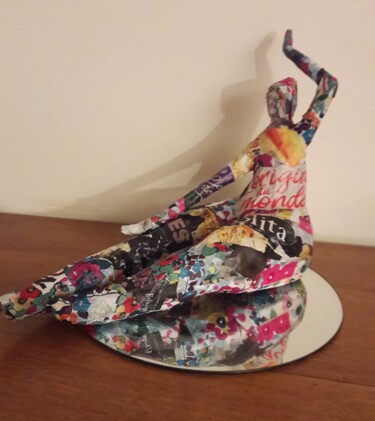 Sculpture titled "LOLITA" by Christiane Guerry, Original Artwork, Paper