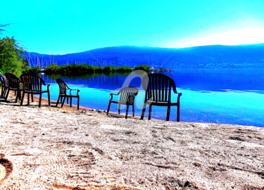 Canada - Chairs Facing Osoyoos Lake Photographie intitulée "Canada - Chairs Fac…" par Clement Tsang, Œuvre d'art originale, Photographie numérique