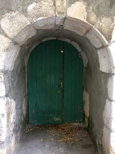 Duingt, la petite porte Photographie intitulée "Duingt, la petite p…" par Camille R., Œuvre d'art originale, Photographie non manipulée