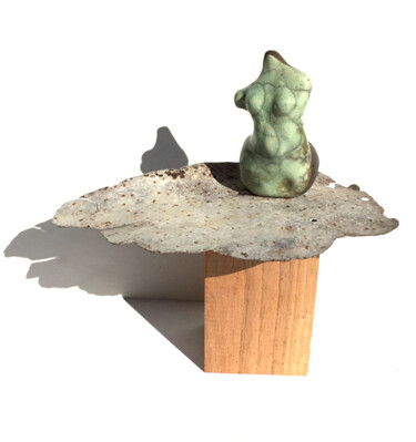 Sculpture titled "Baigneuse raku vert…" by Vanessa Renoux, Original Artwork, Ceramics