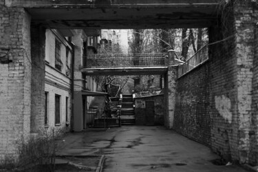 「Courtyard with a br…」というタイトルの写真撮影 Andrii Bilonozhkoによって, オリジナルのアートワーク, 操作されていない写真