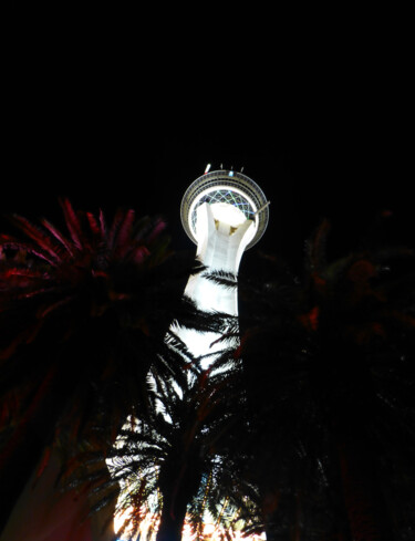 Stratosphere Tower Las Vegas at night Photographie intitulée "Stratosphere Tower…" par Blago Simeonov, Œuvre d'art originale, Photographie numérique