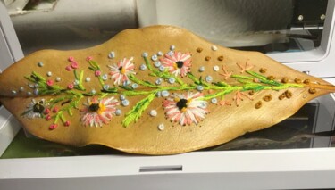 Fleurettes brodées sur feuille de magnolia Textile Art με τίτλο "Fleurettes brodées…" από Lisette, Αυθεντικά έργα τέχνης, Κέντημα Τοποθετήθηκε στο Άλλος άκαμπτος πίνακ…