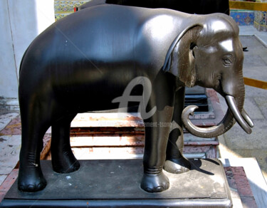 Thailand - The Bronze Elephant Photographie intitulée "Thailand - The Bron…" par Clement Tsang, Œuvre d'art originale, Photographie numérique