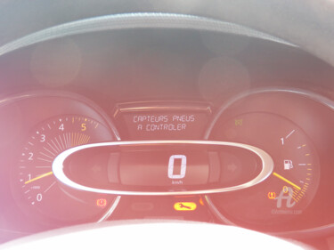 Red dashboard illuminated sunbeams and indicators Φωτογραφία με τίτλο "Red dashboard illum…" από Cédric Hajiji, Αυθεντικά έργα τέχνης, Ψηφιακή φωτογραφία