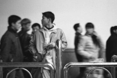 제목이 "People boarding a t…"인 사진 Scott Gregory Banner로, 원작, 아날로그 사진