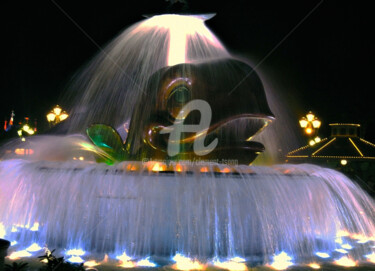 Hong Kong - The Fountain at Night Fotografia intitulada "Hong Kong - The Fou…" por Clement Tsang, Obras de arte originais, Fotografia digital