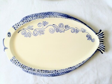 Plat poisson décor arabesques bleues 雕塑 标题为“Plat poisson décor…” 由Anne Cabon, 原创艺术品, 陶瓷