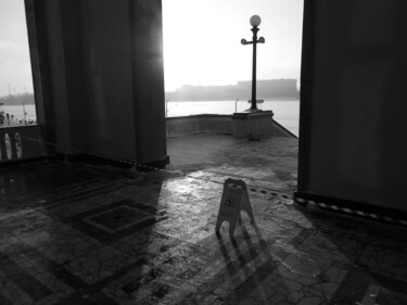 Photographie intitulée "Wet Floor" par Valeria Nikitina, Œuvre d'art originale, Photographie numérique