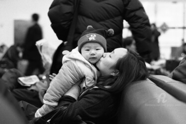 Mother kissing child at a train station - Shanghai - China Photographie intitulée "Mother kissing chil…" par Scott Gregory Banner, Œuvre d'art originale, Photographie argentique