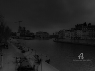 Les quais de Seine et la reconstruction de Notre-Dame Photographie intitulée "Les quais de Seine…" par Michel Babkine, Œuvre d'art originale, Photographie numérique