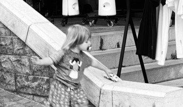 Photographie intitulée "L'enfance" par Emma Laroche, Œuvre d'art originale, Photographie numérique