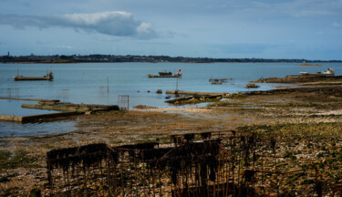 Carantec, le Varquez, barges, ostréiculture Photographie intitulée "Carantec, le Varque…" par Thierry Martin, Œuvre d'art originale, Photographie numérique
