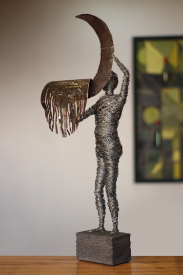Creating the moon (65x26x9 2.3kg iron, tufa) 雕塑 标题为“Creating the moon (…” 由Karen Axikyan, 原创艺术品, 金属