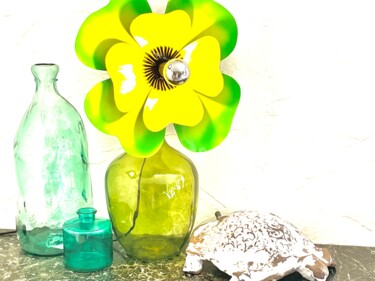 Lampe fleur le pavot Vert et jaune Design titled "Lampe fleur le pavo…" by Joel Carpentier (Ambiance d'Antan), Original Artwork, Luminaire
