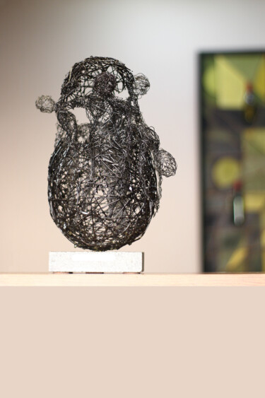The escape (31x20x17 1.7kg iron, basalt) Sculptuur getiteld "The escape (31x20x1…" door Karen Axikyan, Origineel Kunstwerk, Metalen